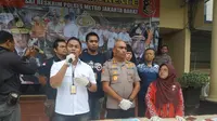 Asisten rumah tangga (ART) yang menganiaya anak majikannya berinisial G (7) di Jelambar, Jakarta Barat akhirnya ditangkap oleh Polres Metro Jakarta Barat. (Winda Nelfira/Liputan6.com)