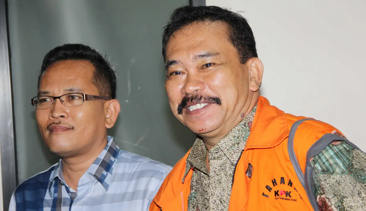 Usai menjalani sidang lanjutan di Pengadilan Tipikor Raja Bonaran menebar senyum, Jakarta, Senin (16/3/2015). Majelis hakim menolak nota keberatan (eksepsi) Bonaran atas dakwaan Jaksa KPK. (Liputan6.com/Helmi Afandi)