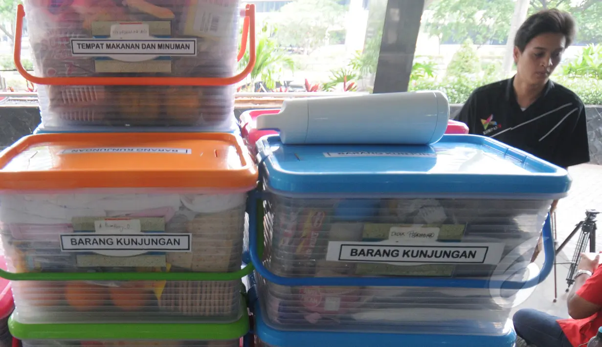 KPK akan memeriksa barang kunjungan yang diberikan oleh keluarga tahanan KPK kepada keluarganya yang menjadi tahanan di KPK, Jakarta, Kamis (14/5/2015). (Liputan6.com/Herman Zakharia)