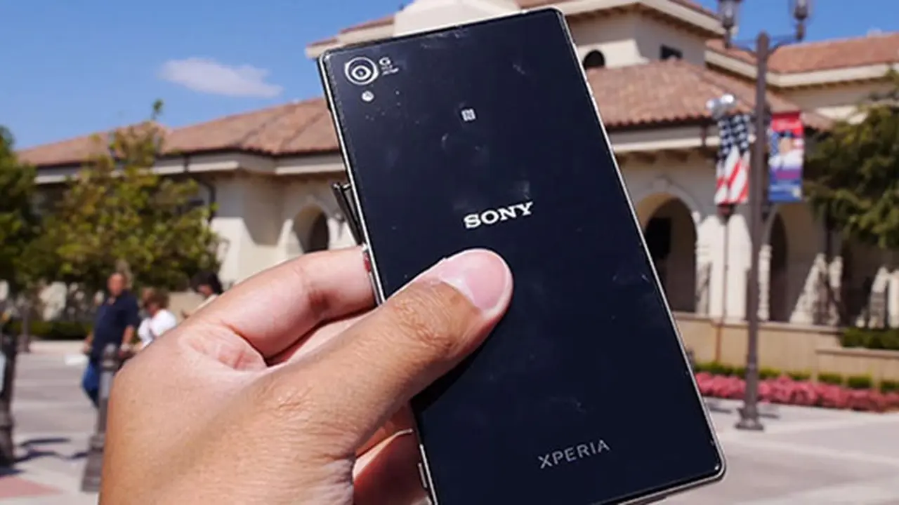sony-xperia-z1-drop-test-131005b.jpg