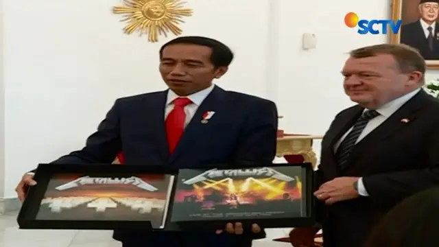 Dalam kunjungan kenegaraan PM Denmark Lars Lokke Rasmussen, Jokowi memberikan senjata rencong khas Aceh saat bertukar cinderamata.