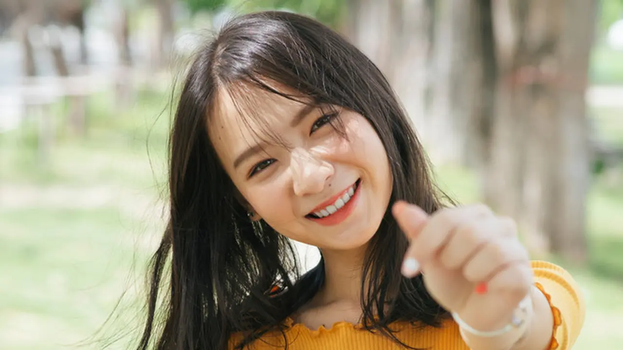 tersenyum bahagia cinta