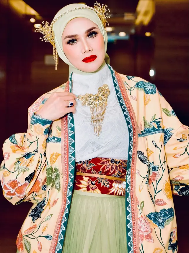 Mulan Jameela dengan makeup tebal (Instagram/mulanjameela1)