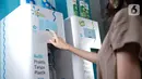 Pengunjung mengisi ulang produk perawatan rumah tangga di Apartemen Kalibata City, Jakarta, dan Pasar Modern BSD, Tangerang (11/3/2022). Isi perawatan rumah tangga  atau refill station berupa Rinso dan Sunlight merupakan kolaborasi Unilever Indonesia dengan QYOS. (Liputan6.com/HO/Ading)