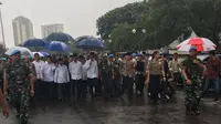 Setelah fenomenal jaket bomber Jokowi, kini payung biru yang dipakai Jokowi sudah dibuka open order. (via: Twitter)