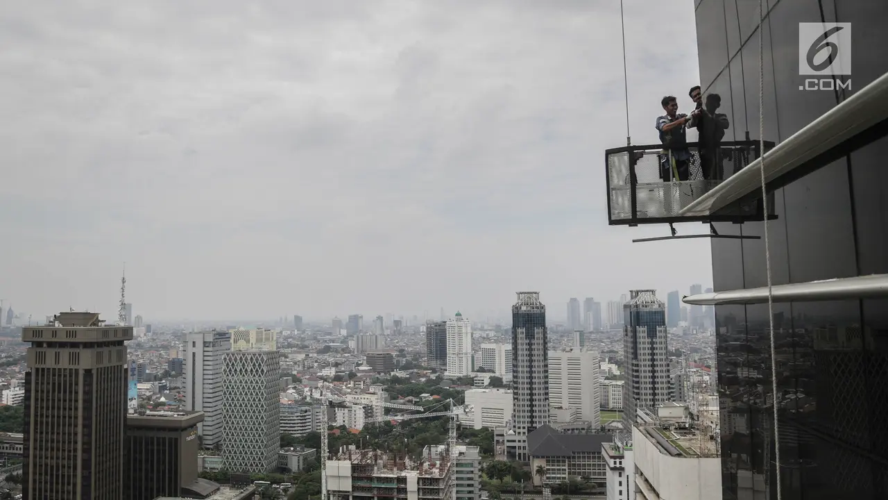 Pembersih Kaca Gedung Bertingkat Tanpa Helm
