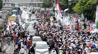 Massa gabungan berkumpul di depan PN Jakarta Utara saat sidang kasus dugaan penodaan agama dengan terdakwa Basuki Tjahaja Purnama, Selasa (27/12). Sidang beragendakan putusan sela dari majelis hakim. (Liputan6.com/Helmi Fithriansyah)