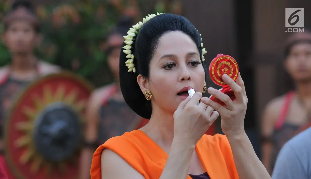 Aktris Meriam Bellina berdandan sebelum melakukan syuting Saur Sepuh di kawasan Cibinong, Jawa Barat, Rabu (2/8). (Liputan6.com/Herman Zakharia)