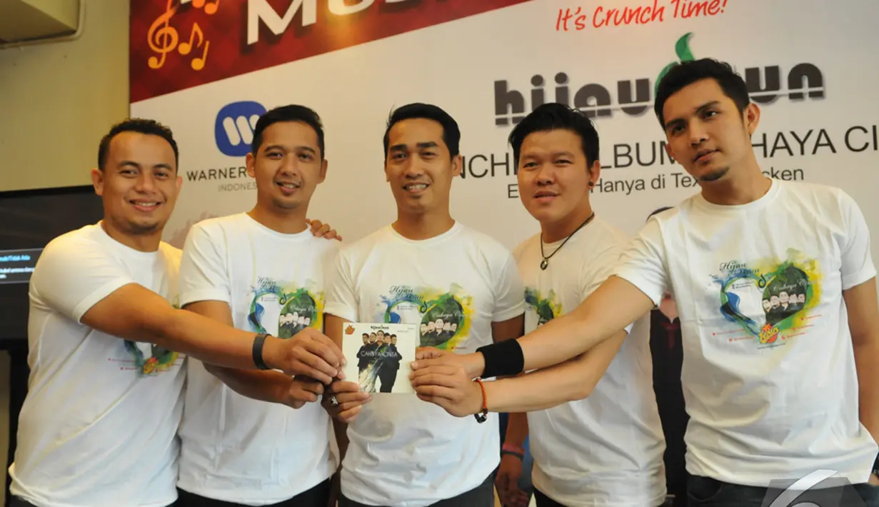 Dalam album "Cahaya Cinta" Hijau Daun menggaet penyanyi asal Malaysia, Shae, menyanyikan ulang lagu yang membesarkan namanya, Suara, Jakarta, Senin (22/12/2014). (Liputan6.com/Panji Diksana)