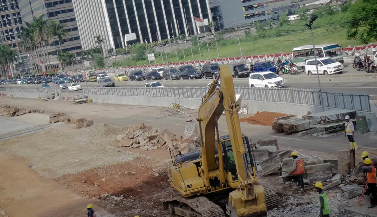 Suasana proses pengerukan pembangunan stasiun bawah tanah MRT di jalan Sudirman, Jakarta, Kamis (14/8/14). (Liputan6.com/Faizal Fanani)