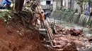 Suasana saat Pasukan Biru  Dinas Sumber Daya Air Jaksel memperbaiki turap di tepi Ruang Publik Terpadu Ramah Anak (RPTRA) Tiga Durian, Jakarta, Kamis, (22/2). Perbaikan dilakukan usai longsor pekan lalu, Kamis (15/2). (Liputan6.com/Immanuel Antonius)