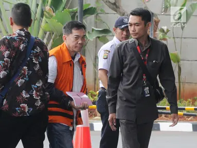 Pengacara Alfin Suherman (tengah) selaku penyuap Aspidum Kejati DKI Jakarta Agus Winoto akan menjalani pemeriksaan di Gedung KPK, Jakarta, Senin (12/8/2019). Alfin diperiksa sebagai tersangka terkait suap penangan perkara penipuan investasi Sendy Perico. (merdeka.com/Dwi Narwoko)