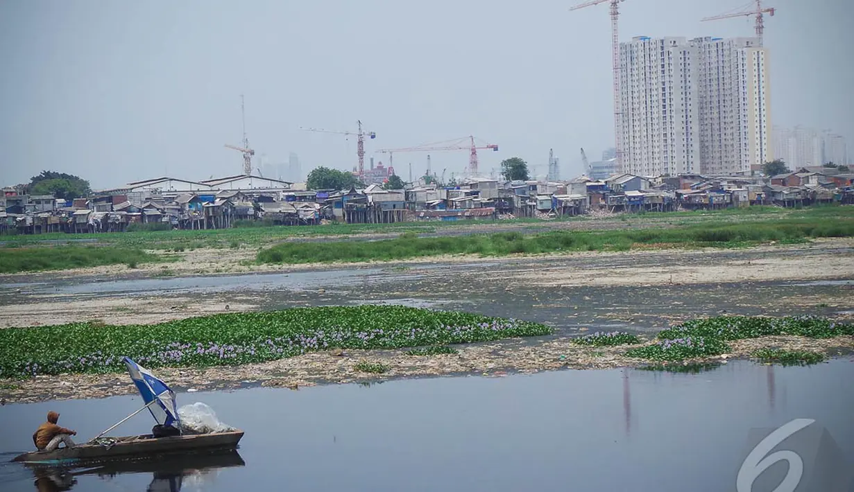 Seorang warga tampak sedang menaiki sebuah perahu di waduk Pluit, Jakarta, Rabu (10/9/2014) (Liputan6.com/Faizal Fanani)