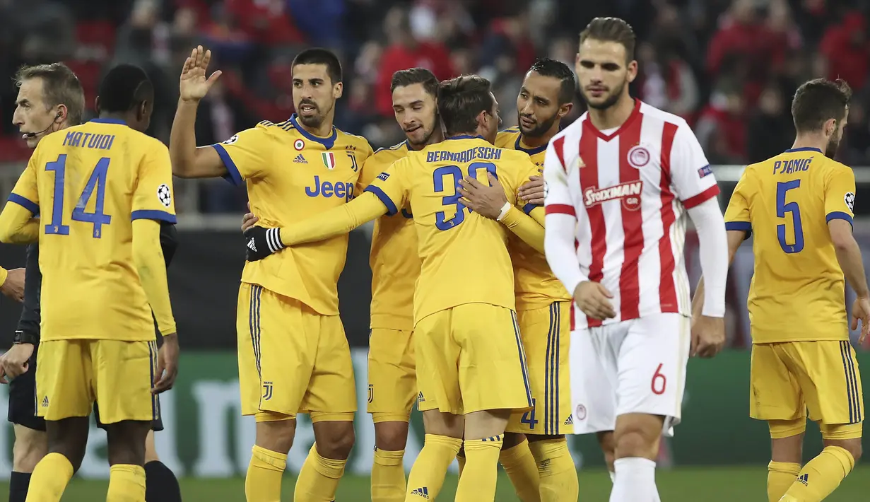 Para pemain Juventus merayakan gol yang dicetak oleh Federico Bernardeschi ke gawang Olympiakos pada laga Liga Champions di Stadion Georgios Karaiskakis, Rabu (6/12/2017). Juventus menang 2-0 atas Olympiakos. (AP/Petros Giannakouris)