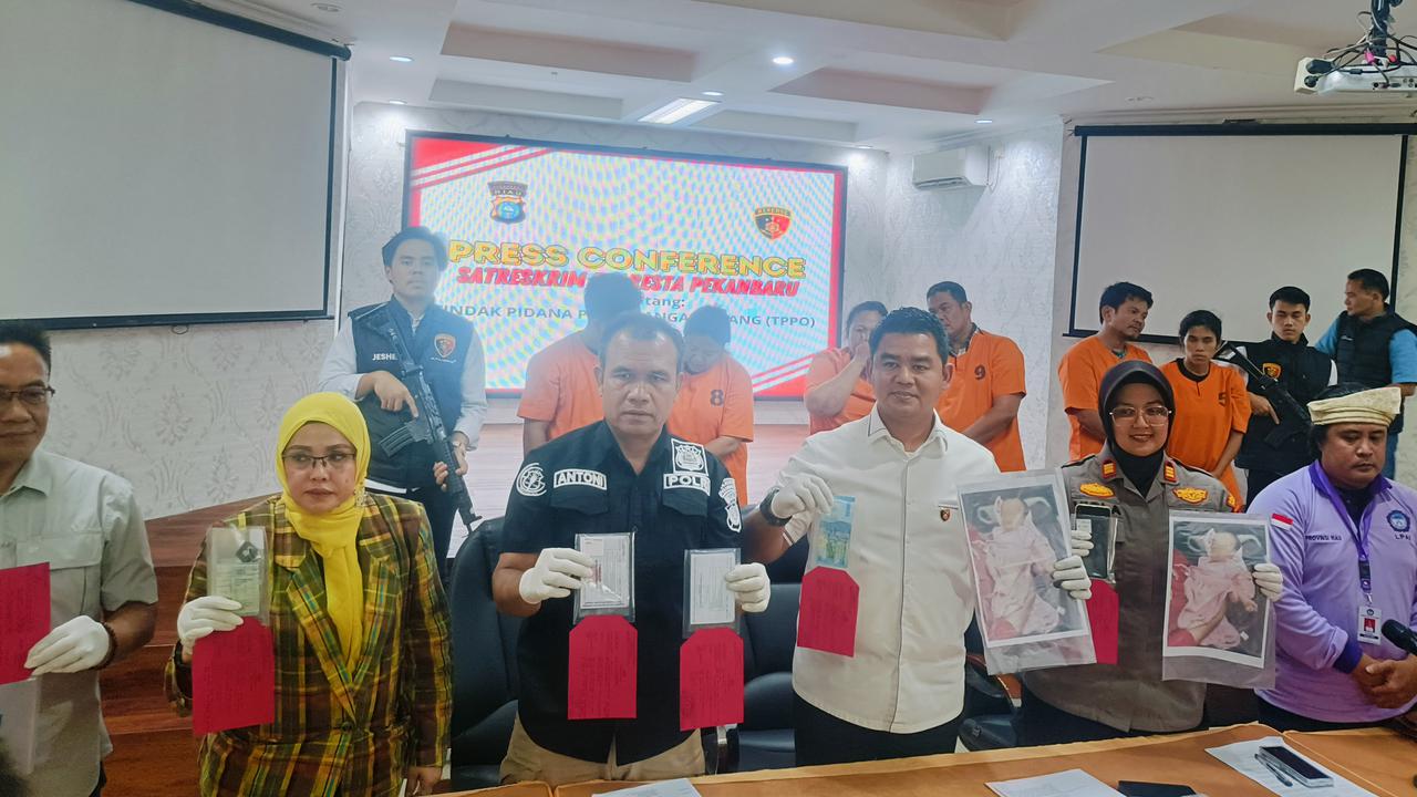 Konferensi pers pengungkapan tindak pidana penjualan bayi di Pekanbaru.