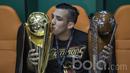 Gelandang Arema FC, Felipe Bertoldo, mencium piala saat merayakan keberhasilan meraih Piala Presiden 2017 di ruang ganti pemain. (Bola.com/Vitalis Yogi Trisna)