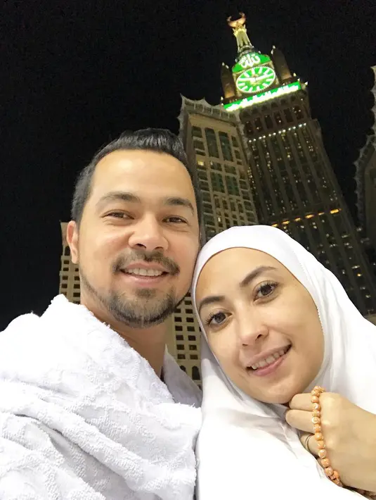 Sultan Djorghi melaksanakan ibadah umrah dalam rombongan artis Sinemart yang dilaksanakan pada 25 November hingga 3 Desember. Potret keharmonisan keluarga pasangan ini banyak membuat iri warganet. (Instagram/djorghisultan)