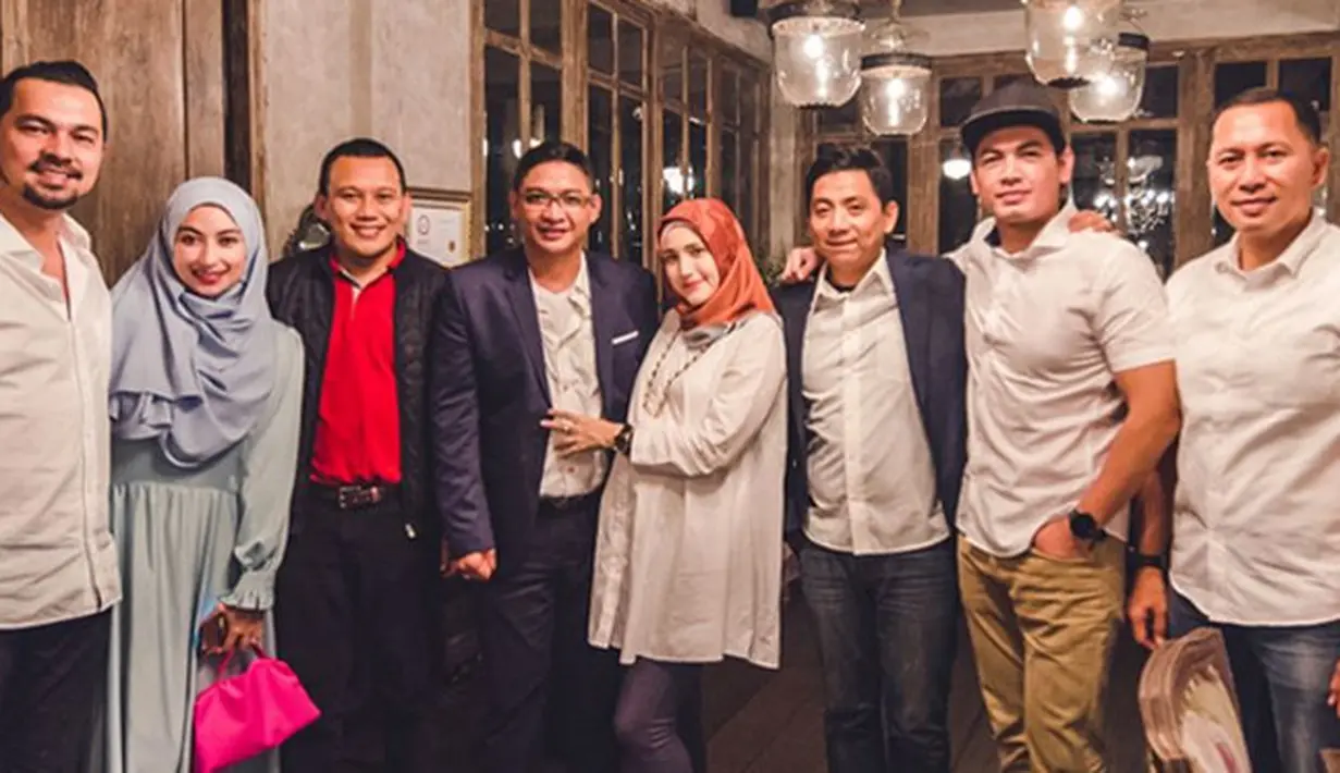 Adel hanya bisa memberikan dukungan dan doa pada suaminya. Sebagai istri, ia menyerahkan apa yang menjadi keputusan dari suaminya. Dan siap mendukung. (Instagram/adeliapasha)