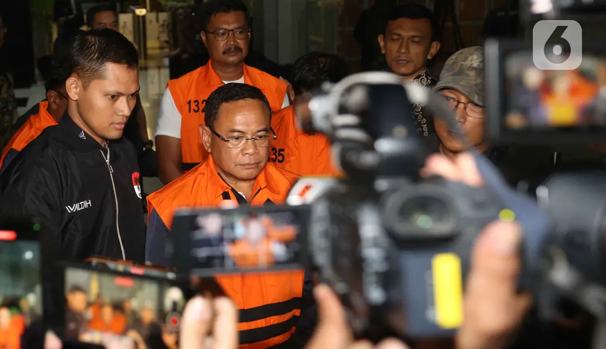 Bupati Pati, Sudewo (tengah) dikawal petugas usai menjalani pemeriksaan intensif di Gedung Merah Putih Komisi Pemberantasan Korupsi (KPK), Jakarta, Selasa (20/1/2026). (Liputan6.com/Helmi Fithriansyah)