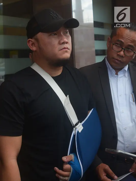 Pelapor penganiayaan, Ronny Yuniarto usai membuat laporan di Polres Metro Jakarta Selatan, Kamis (21/6). Kapolres Jakarta Selatan Kombes Indra Jafar mengatakan pihaknya bakal menindaklanjuti laporan Ronny Yuniarto. (Merdeka.com/Imam Buhori)