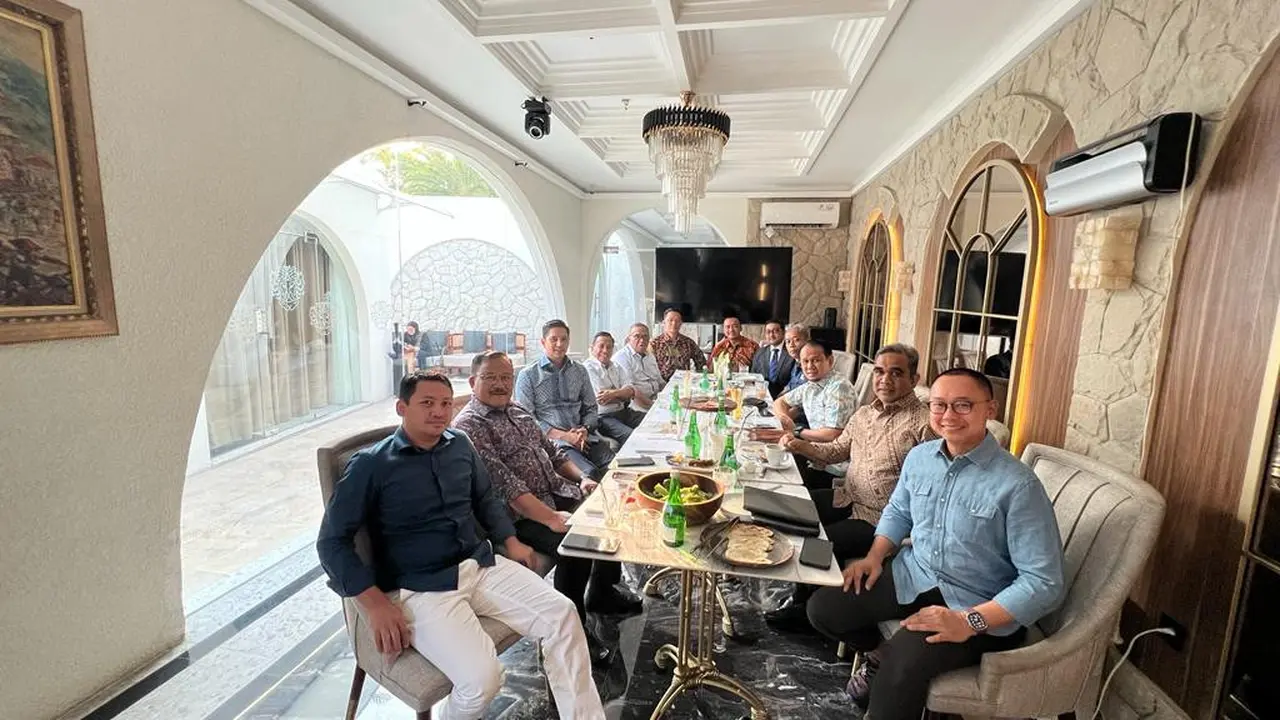 Para sekretaris jenderal (sekjen) partai politik yang tergabung dalam Koalisi Indonesia Maju (KIM) menggelar rapat konsolidasi pemenangan di Jakarta, Senin (9/10/2023) sore. (Merdeka.com/Alma Fikhasari)
