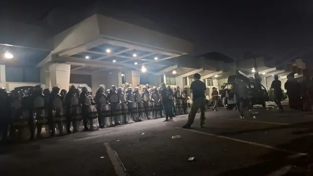 Demonstran Duduki Kantor Pertamina hingga Malam, Tuntut Transparansi Krisis BBM di Sulsel