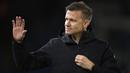 Pelatih Leeds United, Jesse Marsch melambaikan tangannya ke penonton setelah laga lanjutan Liga Inggris 2022/2023 melawan Manchester City di Elland Road, Leeds, 28 Desember 2022. The Whites resmi memecat pelatih Jesse Marsch pada Senin (6/2/2023) setelah gagal membawa klub menjauhi zona degradasi Liga inggris. (AFP/Oli Scarff)