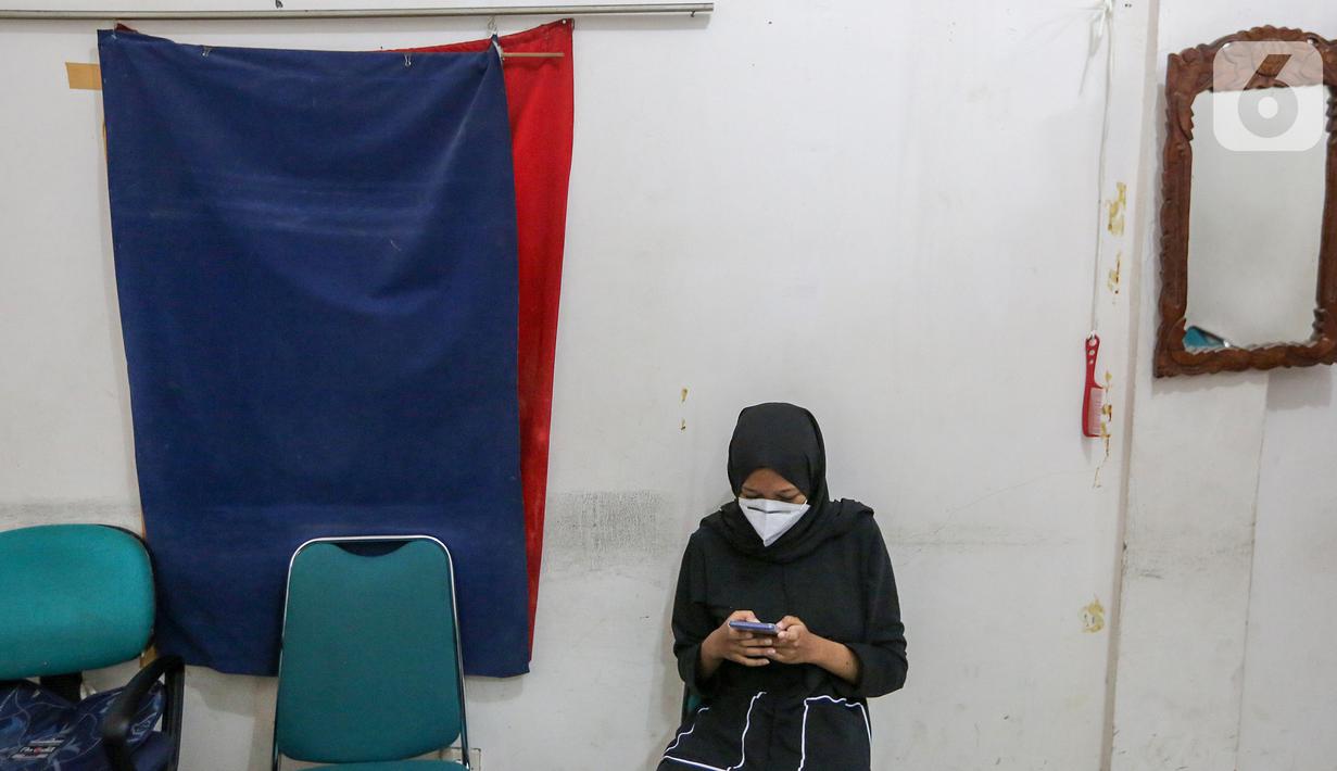 Warga menunggu perekaman KTP Elektronik di Kantor Kecamatan Pamulang, Tangerang Selatan, Senin (15/6/2020). Dukcapil Tangsel membuka layanan rekaman E-KTP menjelang Pilkada dengan menerapkan ketentuan New Normal guna mencegah penyebaran Virus Covid-19. (Liputan6.com/Fery Pradolo)