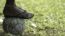Meski dalam keterbatasan, anak-anak di Maluku tetap bersemangat berlatih sepak bola. (Bola.com/Peksi Cahyo)