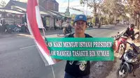 Dengan membawa sebuah tulisan Tasakur Bin Ni'mah, Undang nampak bersemangat melakukan perjalanan panjang dengan jalan menuju istana menemui Presiden Jokowi (Liputan6.com/Jayadi Supriadin)