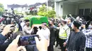 Sebelum dibawa ke peristirahatan terakhir, peti jenazah dibawa ke Masjid Permata Qolbu di Kawasan Perumahan itu. (Kapanlagi.com/M. Akrom Sukarya)