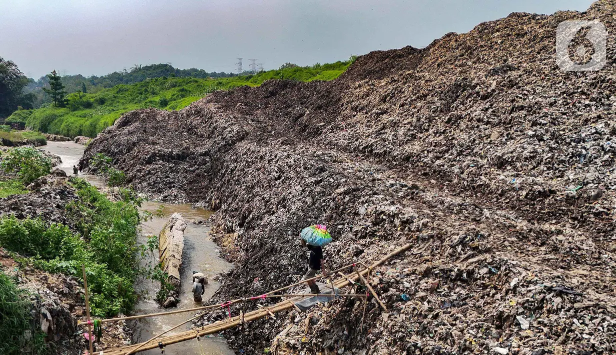 Rata-rata pengambilan sampah di TPA Cipayung mencapai 1.000-1.200 ton per hari.  (merdeka.com/Arie Basuki)