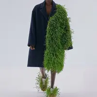 Melihat keunikan koleksi Loewe yang menampilkan koleksi fashion yang ditumbuhi rerumputan.