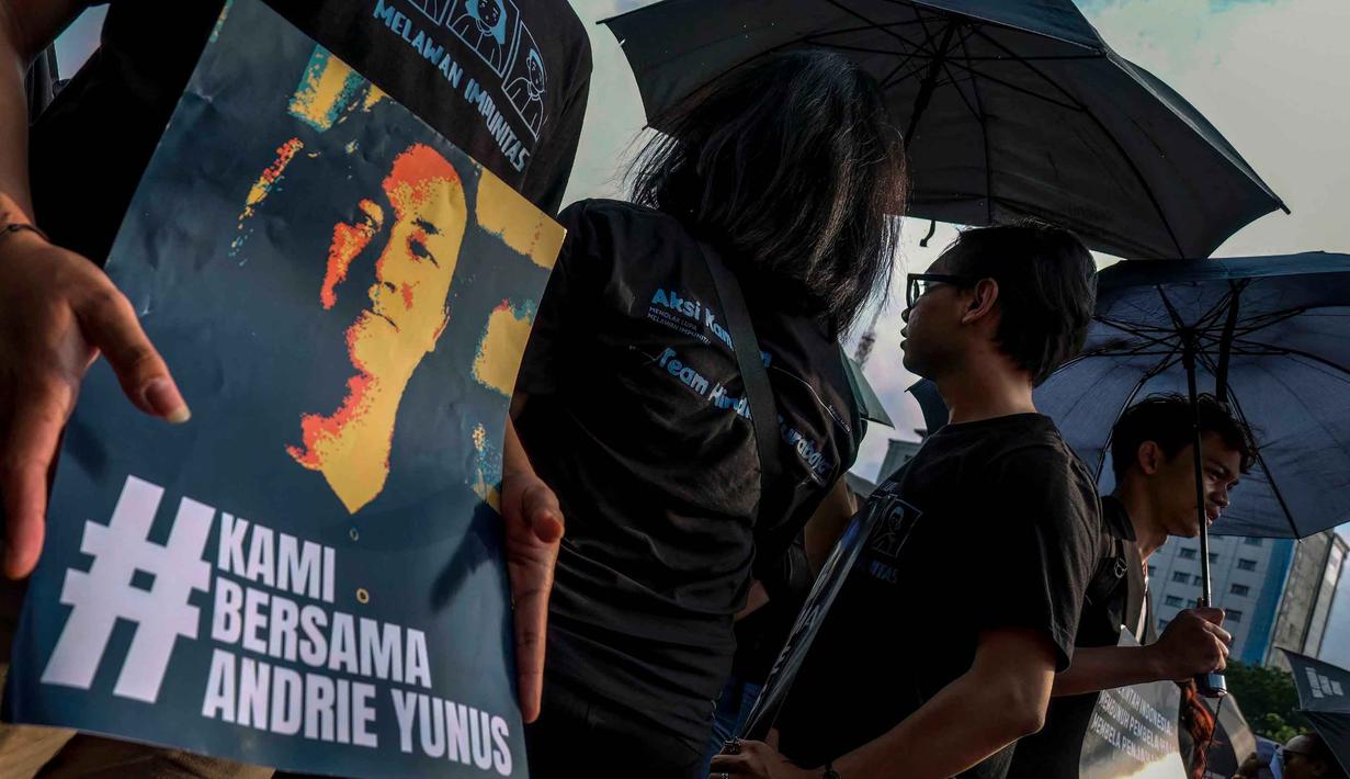 Dalam Aksi Kamisan ke-906, para aktivis mendesak aparat penegak hukum serius menuntaskan kasus penyiraman air keras terhadap Wakil Koordinator KontraS, Andrie Yunus. Tampak dalam foto, para aktivis memegang payung hitam dan poster selama Aksi Kamisan di depan Istana Kepresidenan, Jakarta, Kamis 30 April 2026. (BAY ISMOYO/AFP)