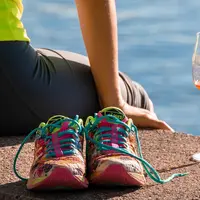 Sepatu olahraga nyaman dan stylish untuk mendukung aktivitas perempuan aktif setiap hari. (Foto: Birgl/Pixabay)