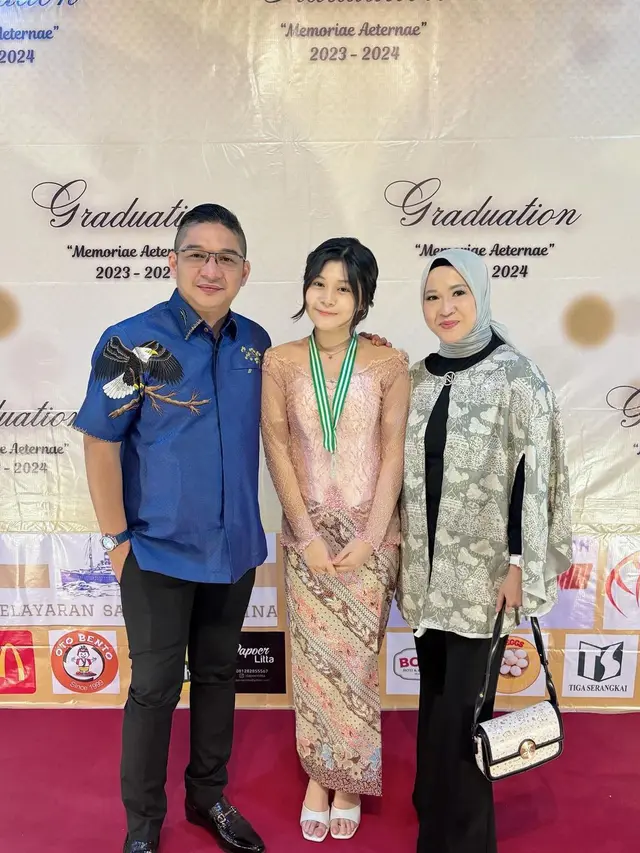 6 Potret Nasha Anaya Wisuda Lulus SMP, Bawa Bunga untuk Pasha dan Okie Agustina