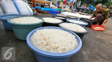 Pedagang saat menjual kolang kaling di Pasar Induk, Kramat Jati, Senin (13/6). Memasuki bulan Ramadan permintaan kolang-kaling untuk campuran minuman buah berbuka puasa meningkat dibandingkan hari biasa. (Liputan6.com/Yoppy Renato)