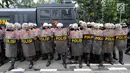 Polisi bersiap siaga menghadapi demonstran saat unjuk rasa di depan Gedung Mahkamah Konstitusi, Jakarta, Kamis (13/9). Aksi tersebut merupakan gladi resik simulasi pengamanan Pilpres 2019 yang digelar Polda Metro Jaya. (Liputan6.com/Fery Pradolo)