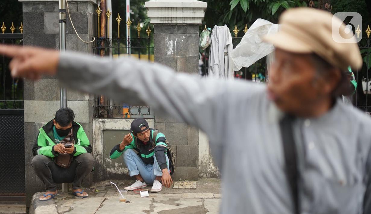 Pengemudi ojek daring menunggu order di depan Cibubur Junction, Jakarta, Selasa (24/3/2020). Merebaknya corona Covid-19 menyebabkan aktivitas di kawasan itu lesu yang juga berimbas pada turunnya pendapatan pengemudi ojol hingga lima kali lipat dibanding hari biasanya (Liputan6.com/Immanuel Antonius)