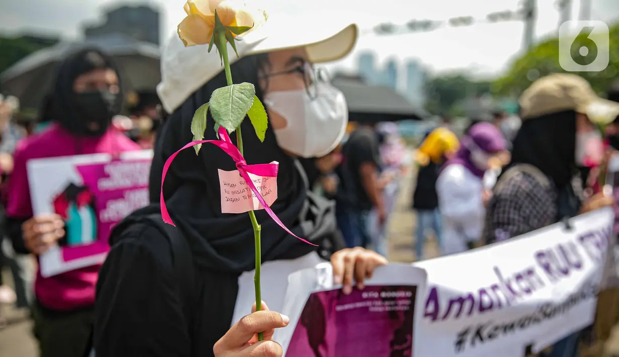 Massa dari Jaringan Pembela Hak Perempuan Korban Kekerasan Seksual melakukan unjuk rasa di depan Gedung DPR, Jakarta, Rabu (22/12/2021). Mereka mendesak DPR mengesahkan rancangan undang-undang Tindak Pidana Kekerasan Seksual (RUU TPKS) sebagai RUU Inisiatif DPR RI. (Liputan6.com/Faizal Fanani)