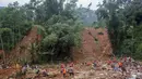 Sulitnya akses menuju lokasi yang tertimbun longsor menyulitkan tim SAR Gabungan mendatangkan alat berat. (DEVI RAHMAN/AFP)