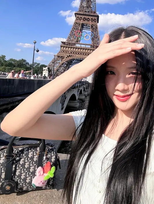 Meski berwajah oriental, gaya busana Jisoo BLACKPINK tampak seperti warga lokal [@sooyaaa__]