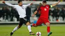 Pemain timnas Jerman, Emre Can berebut bola dengan pemain Azerbaijan, Rahid Amirguliyev pada babak kualifikasi Piala Dunia 2018 zona Eropa di Stadion Fritz Walter, Minggu (8/10). Satu gol Emre Can mewarnai kemenangan Jerman 5-1. (AP/Michael Probst)