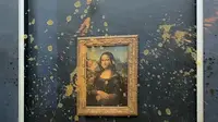 Lukisan Mona Lisa di Museum Louvre Paris dilempari sup oleh aktivis iklim. (dok. David CANTINIAUX / AFPTV / AFP)