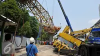 Sebuah crane jatuh di Jalan Kyai Maja, Kebayoran Baru, Jakarta Selatan, Kamis (15/10/2015). Alat besar yang tengah melakukan proyek ‎jalan layang ini menimpa salah satu rumah warga yang berada di sisi kanan jalan. (Liputan6.com/Helmi Afandi)