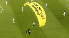 Para pemain melihat paraglider Greenpeace mendarat di stadion sebelum pertandingan Grup F Euro 2020 antara Prancis dan Jerman di Allianz Arena, Munich, Jerman, Selasa (15/6/2021). Pada parasut kuning sang aktivis tertulis "Kick Out Oil! Greenpeace". (AP Photo/ctivist Alexander Hassenstein, Pool)