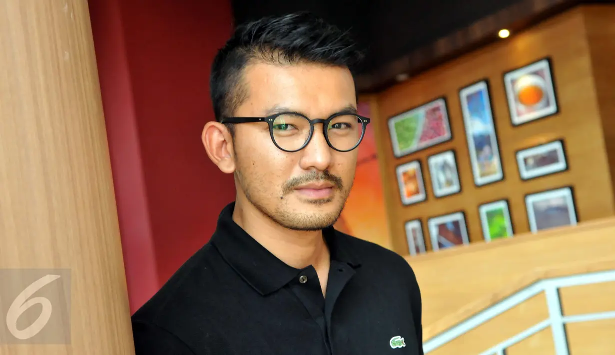 Kacamata kini sudah menjadi aksesoris wajib yang bisa digunakan sebagai pelengkap fashion style anda. Pakailah kacamata normal jika anda tak memiliki masalah dalam penglihatan. (Liputan6.com/Panji Diksana)