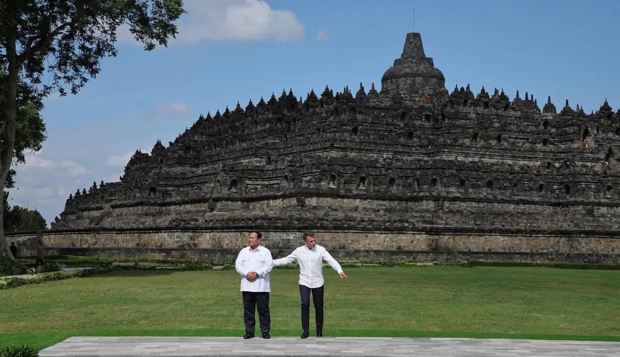 Usai meninjau Akademi Militer, Presiden Indonesia Prabowo Subianto bersama Presiden Prancis Emmanuel Macron langsung bertolak menuju kawasan Candi Borobudur di Magelang, Jawa Tengah. (YASUYOSHI CHIBA/POOL/AFP)