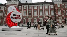 Pengunjung terlihat di lokasi wisata Stasiun Tokyo, Jepang, 4 Oktober 2020. Jepang memasukkan Tokyo dalam program subsidi perjalanan domestik yang disebut kampanye Go To Travel mulai 1 Oktober, setelah pada Juli lalu Tokyo tidak memenuhi syarat akibat lonjakan kasus COVID-19. (Xinhua/Du Xiaoyi)