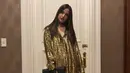 Nia tampil cantik menawan saat mengenakan busana warna emas yang dipadu dengan sepatu boot warna hitam. (Foto: instagram.com/ramadhaniabakrie)